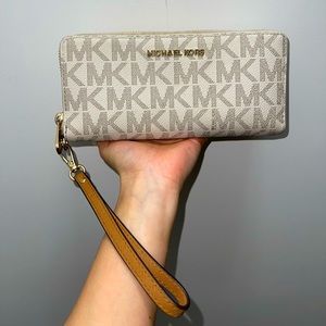Michael Kors clutch/wallet